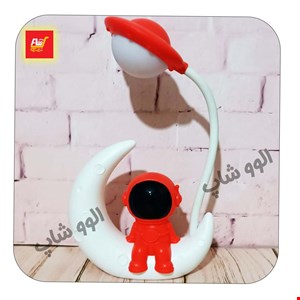 چراغ مطالعه فضانورد شارژی نشسته روی ماه 