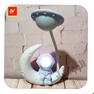 چراغ مطالعه فضانورد شارژی نشسته روی ماه 